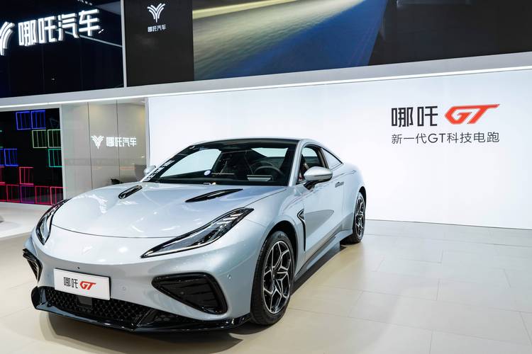 惠州174哪吒汽车在智能汽车领域的表现，领途汽车在新能源汽车市场中的影响力